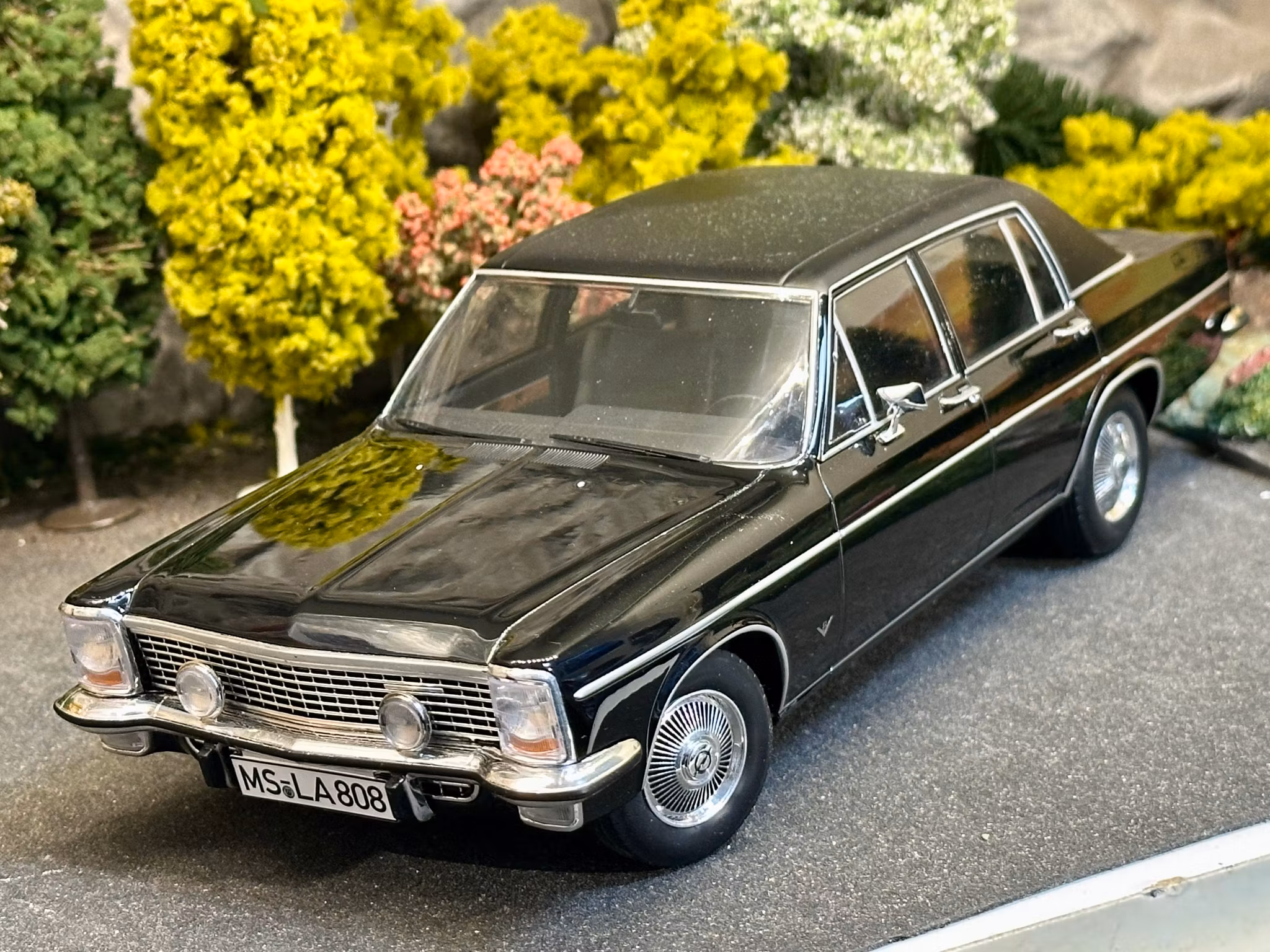 Skala 1/18 Opel Diplomat V8 Black fr Norev