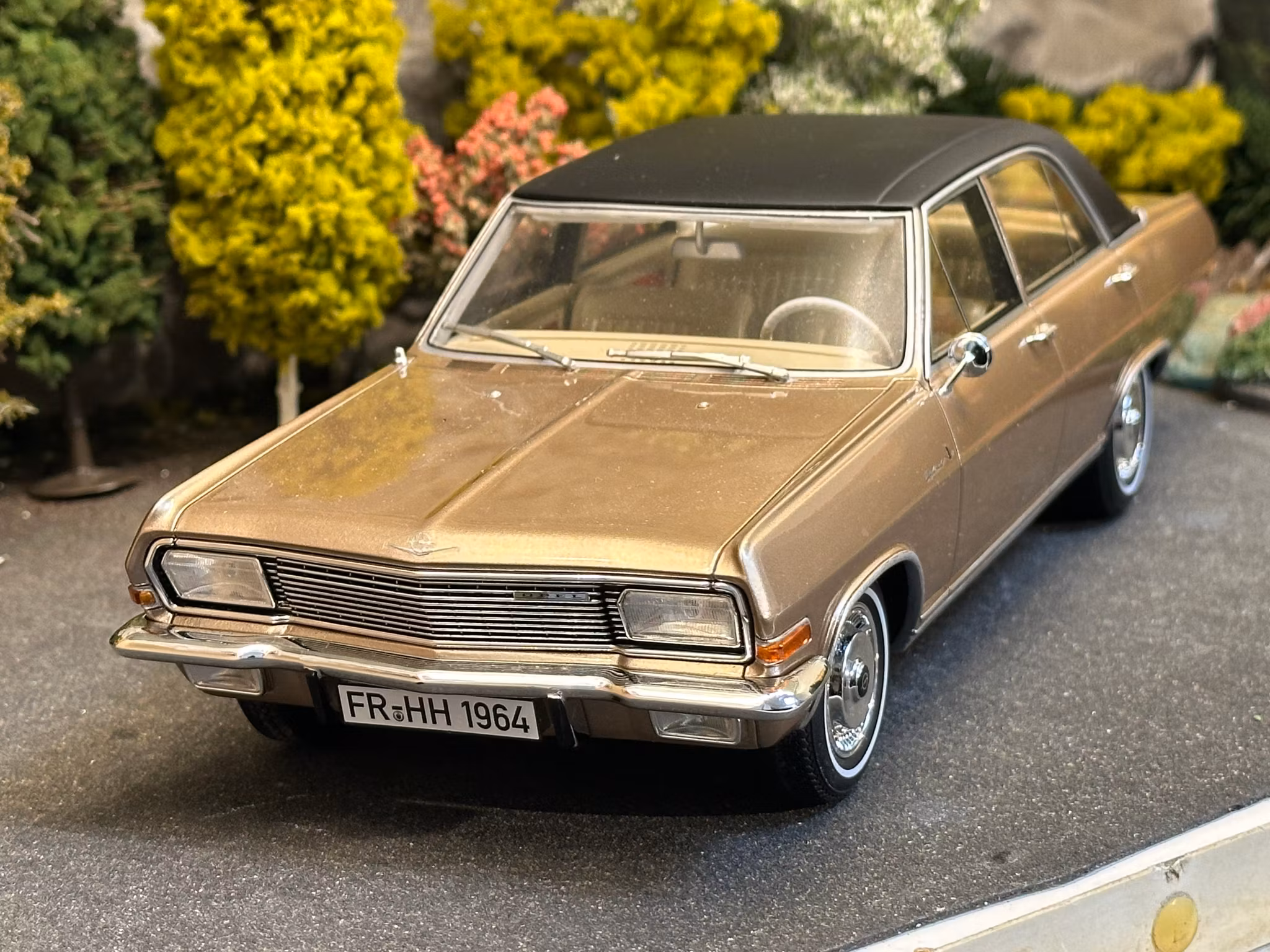 Skala 1/18 Opel Diplomat A V8 1964 Beige metallic/black fr BoS Best Of Show