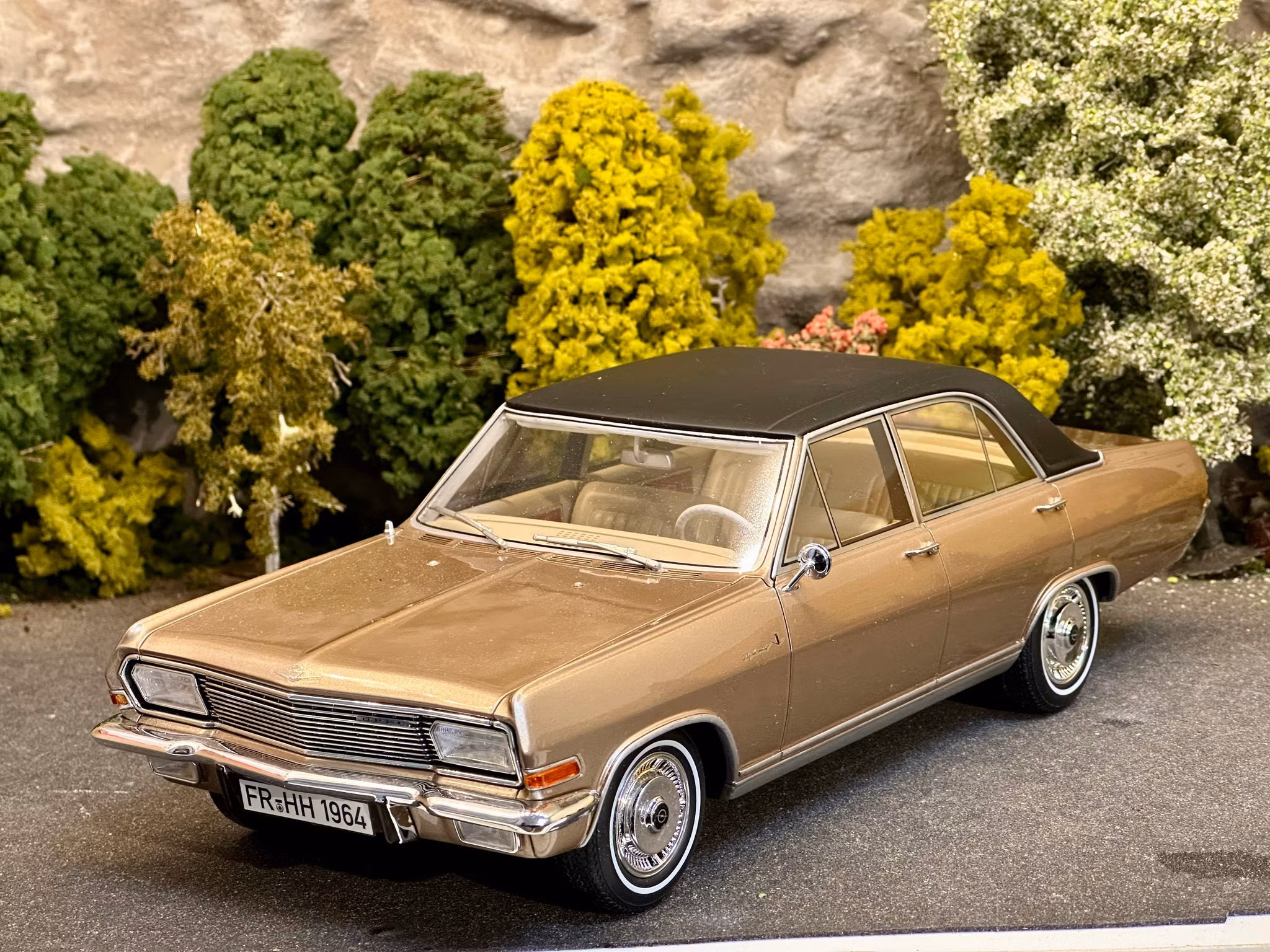 Skala 1/18 Opel Diplomat A V8 1964 Beige metallic/black fr BoS Best Of Show