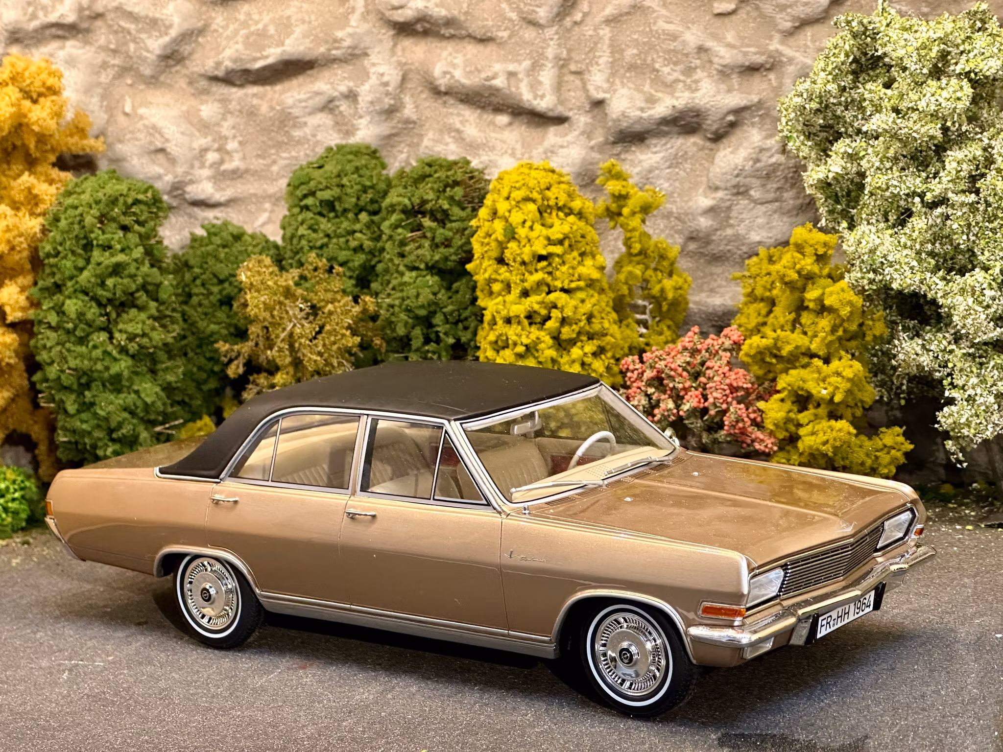 Skala 1/18 Opel Diplomat A V8 1964 Beige metallic/black fr BoS Best Of Show