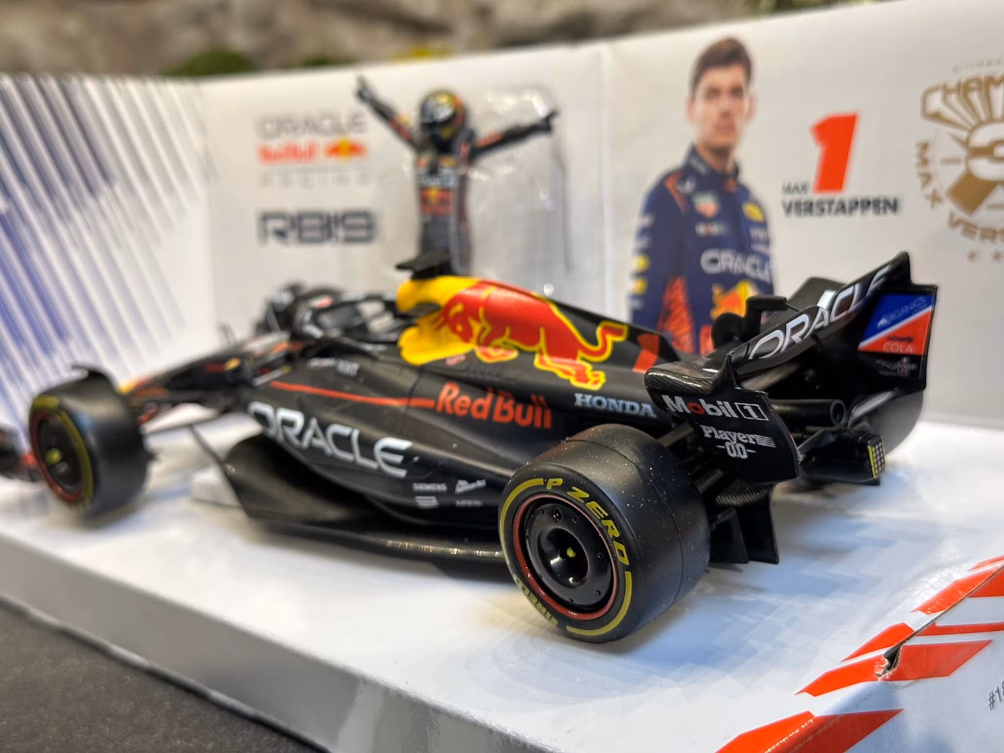 Skala 1/24 Formula 1 Oracle RedBull Racing RB19 w figure M Verstappen fr Bburago