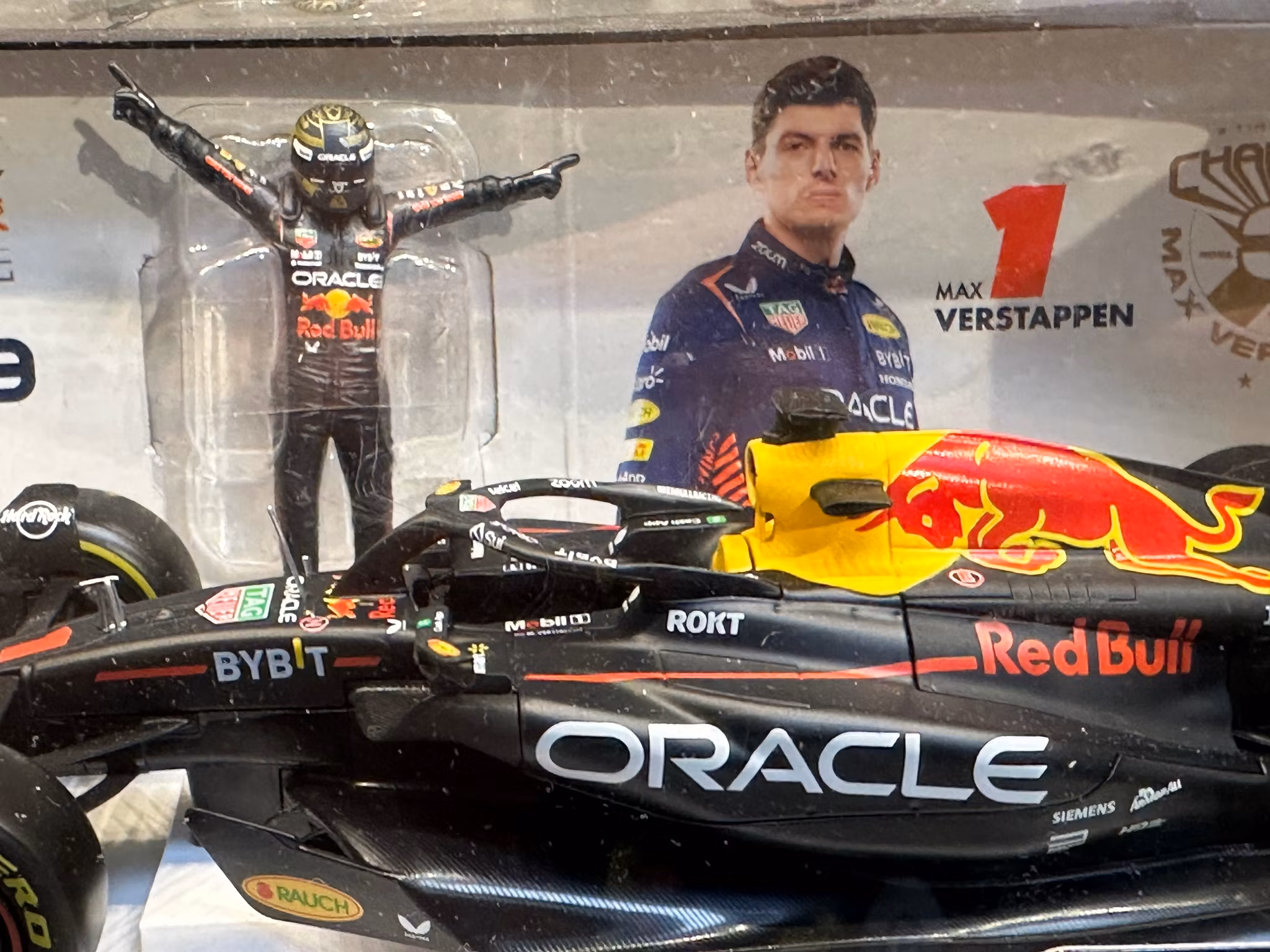Skala 1/24 Formula 1 Oracle RedBull Racing RB19 w figure M Verstappen fr Bburago
