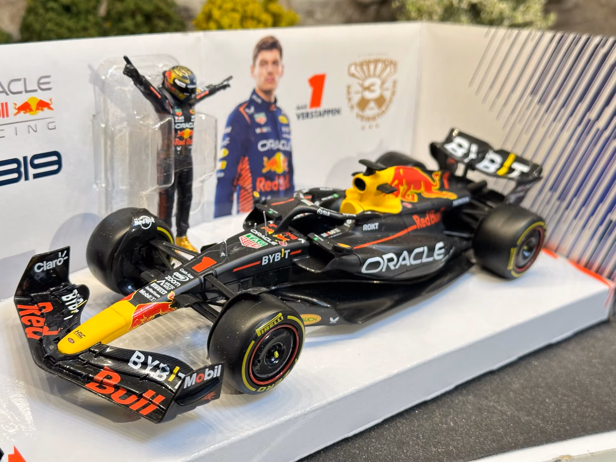 Skala 1/24 Formula 1 Oracle RedBull Racing RB19 w figure M Verstappen fr Bburago