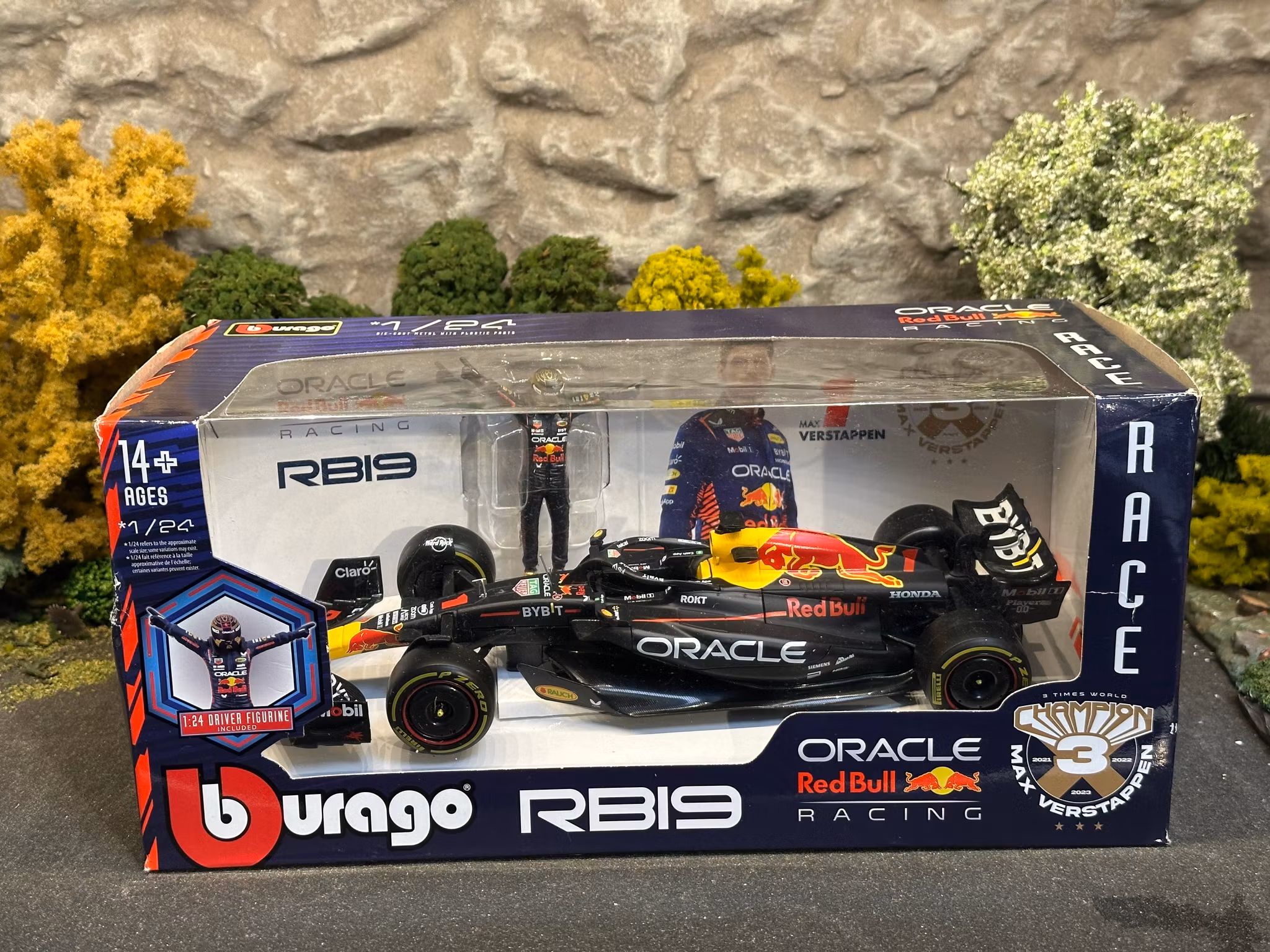 Skala 1/24 Formula 1 Oracle RedBull Racing RB19 w figure M Verstappen fr Bburago