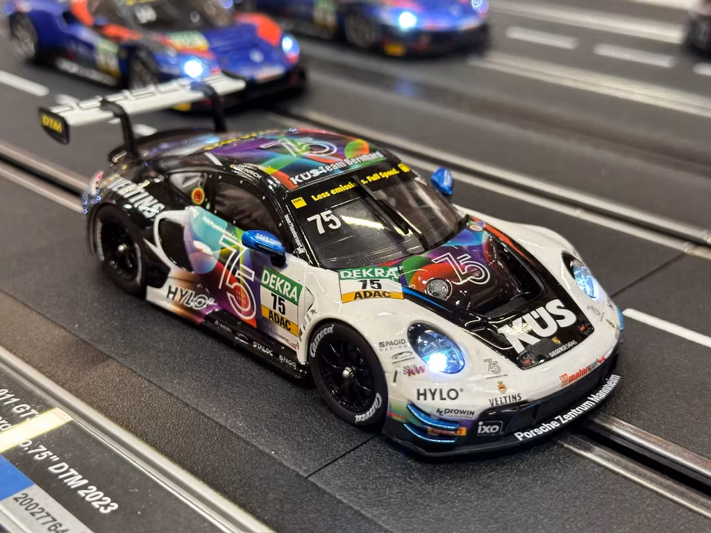 Skala 1/32 Analogue slot car fr Carrera: Porsche 911 GT3 R Team Bernhard #75 DTM 2024