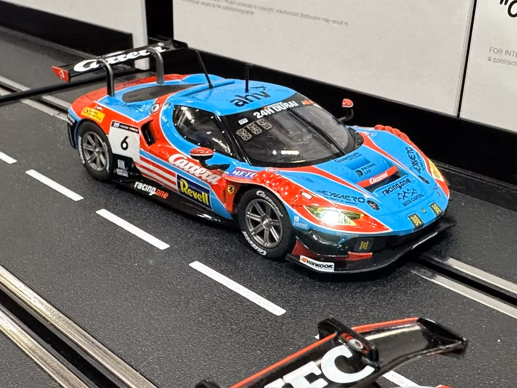 Skala 1/32 Analogue slot car fr Carrera: Ferrari 296 GT3 "Carrera" #6 24H Dubai