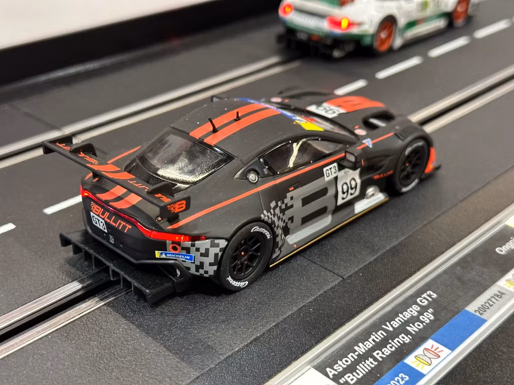 Skala 1/32 Analogue slot car fr Carrera: Aston-Martin Vantage GT3 Bullitt Racing #99