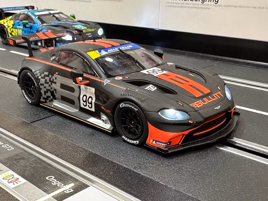 Skala 1/32 Analogue slot car fr Carrera: Aston-Martin Vantage GT3 Bullitt Racing #99