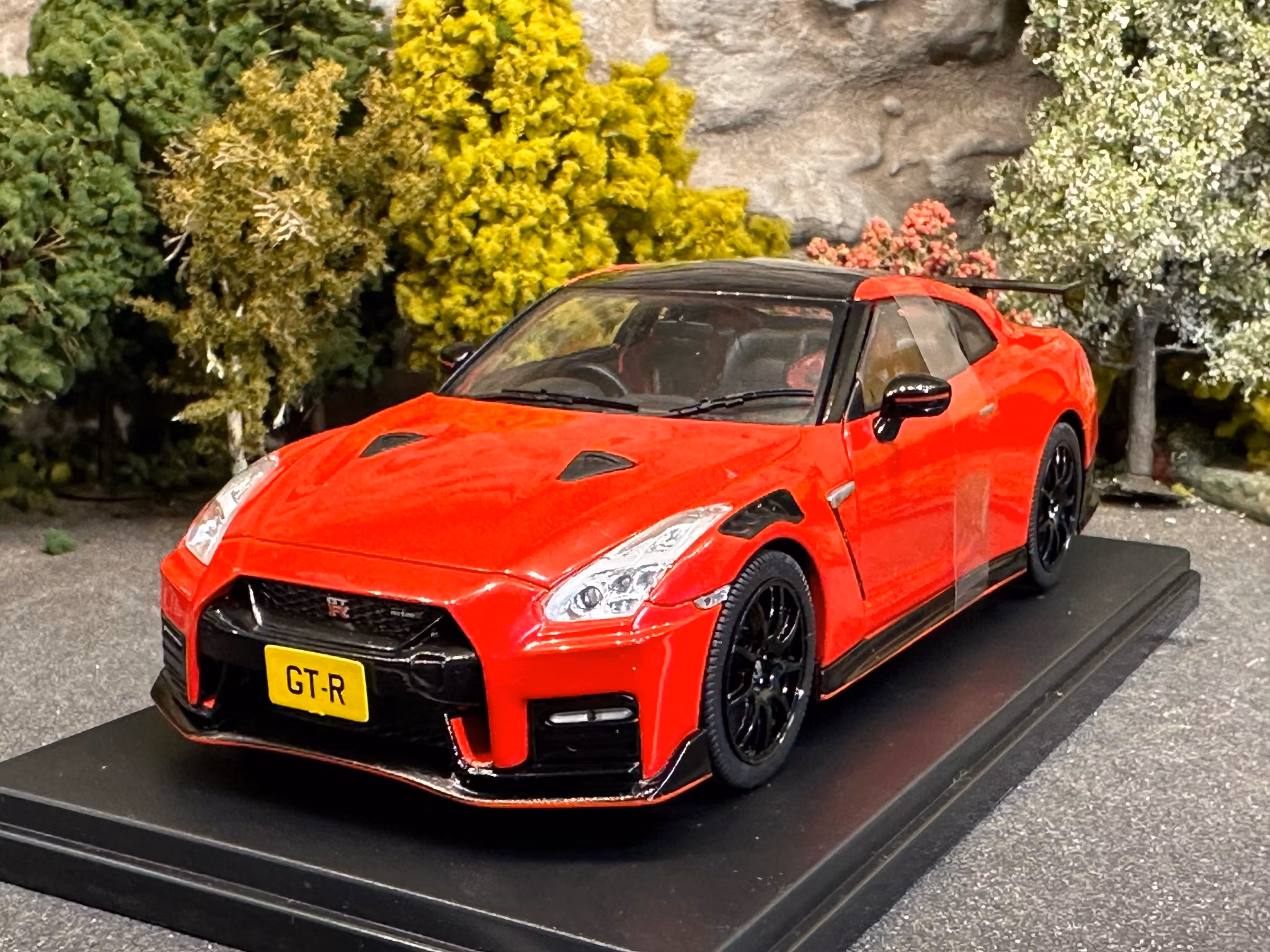 Skala 1/24 Nissan GT-R Nismo red fr Whitebox