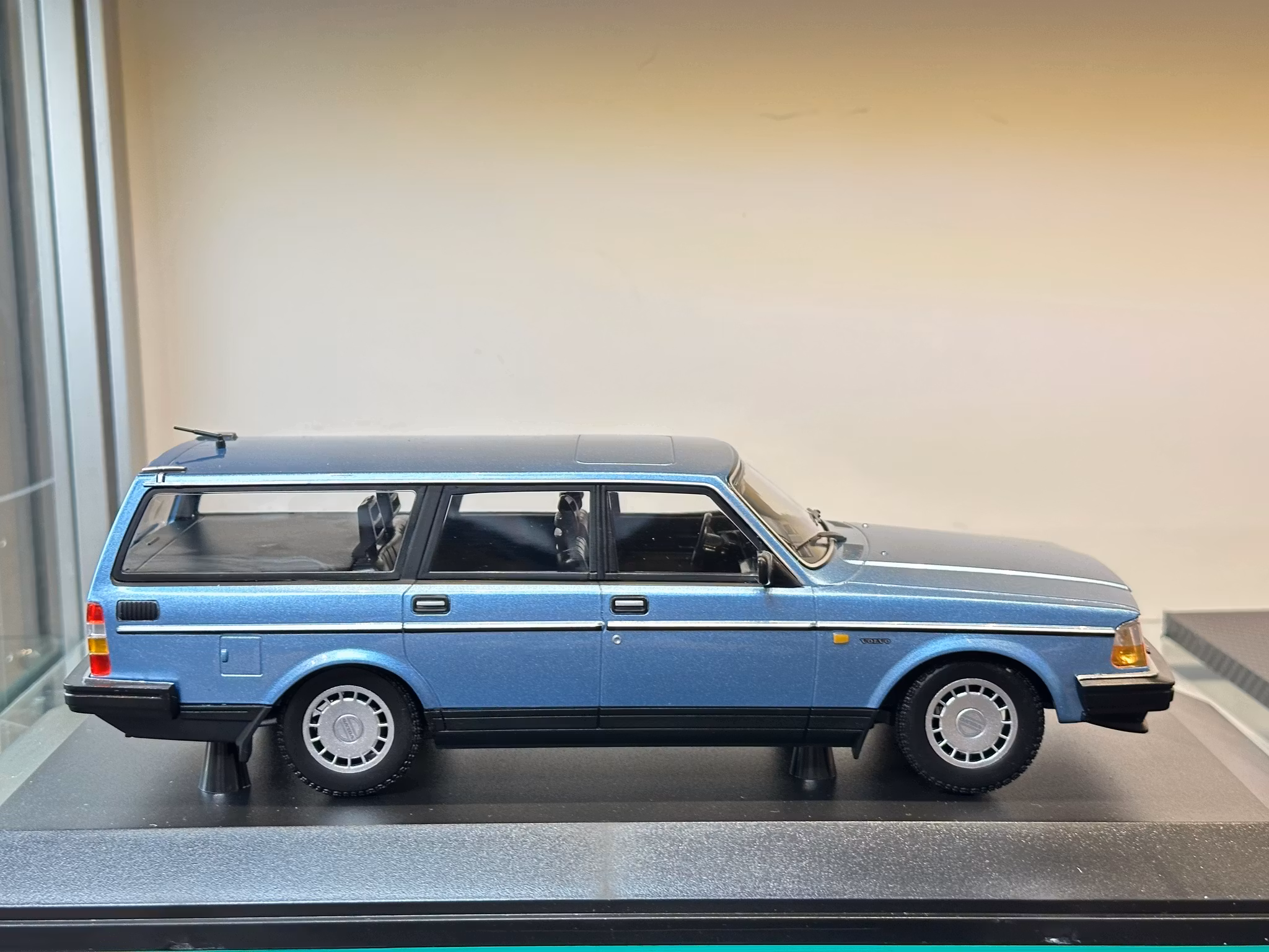 Skala 1/18 Volvo 240 GL Break (245) Blue fr Minichamps 1 of 432 pcs