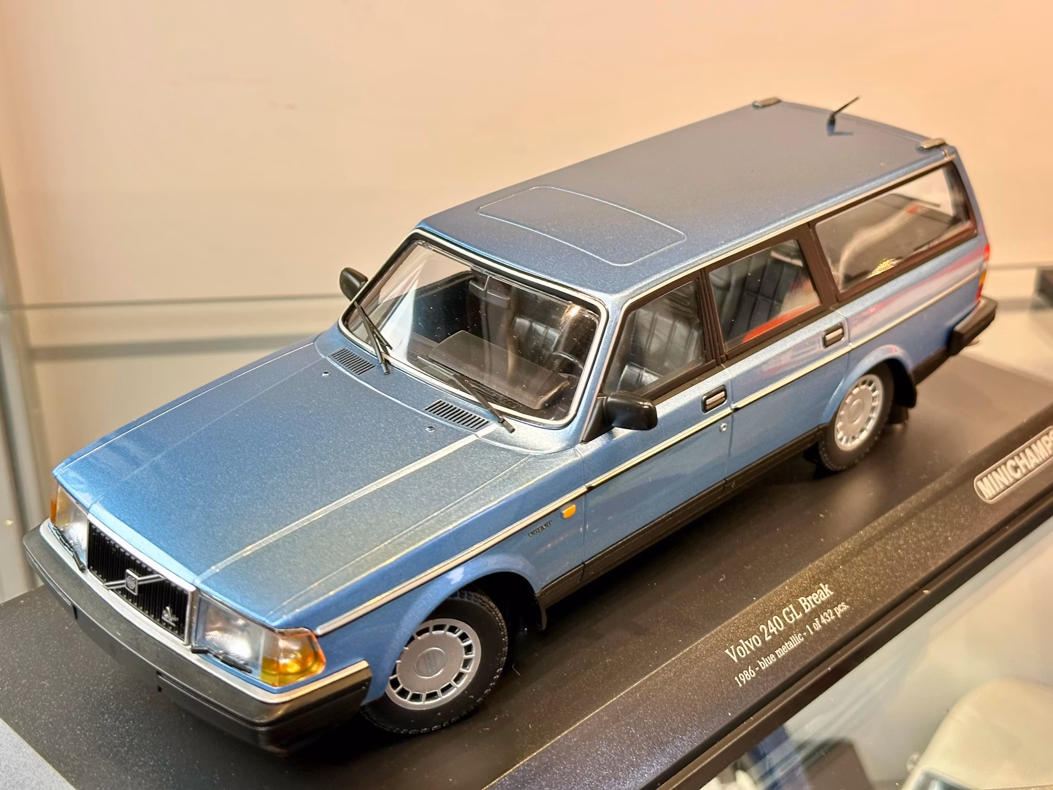 Skala 1/18 Volvo 240 GL Break (245) Blue fr Minichamps 1 of 432 pcs