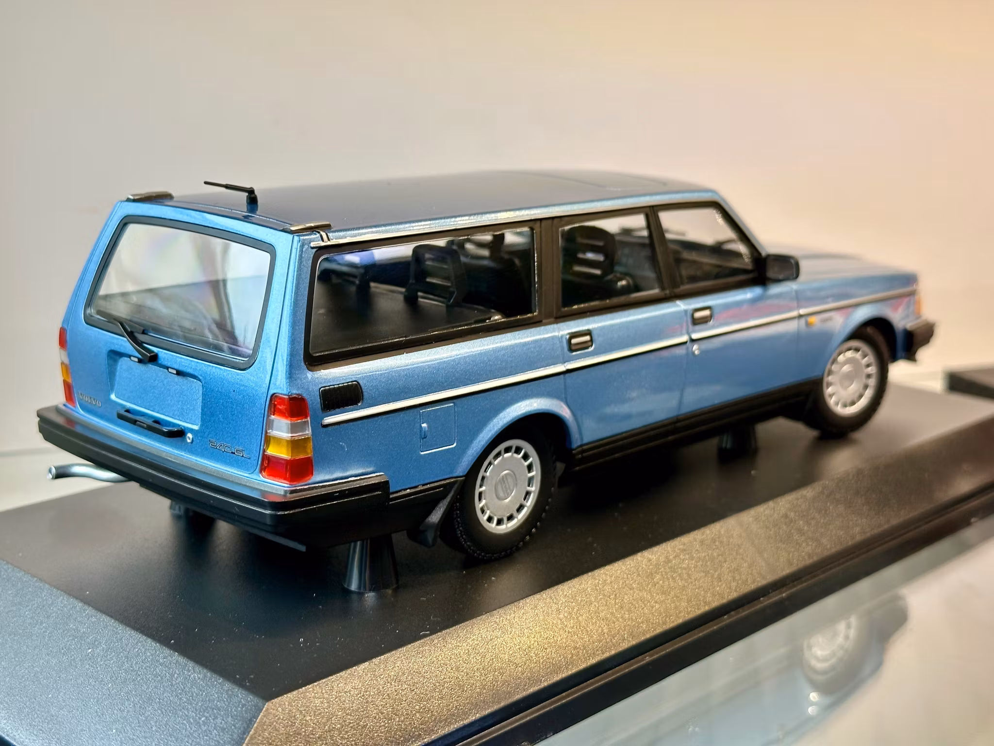 Skala 1/18 Volvo 240 GL Break (245) Blue fr Minichamps 1 of 432 pcs