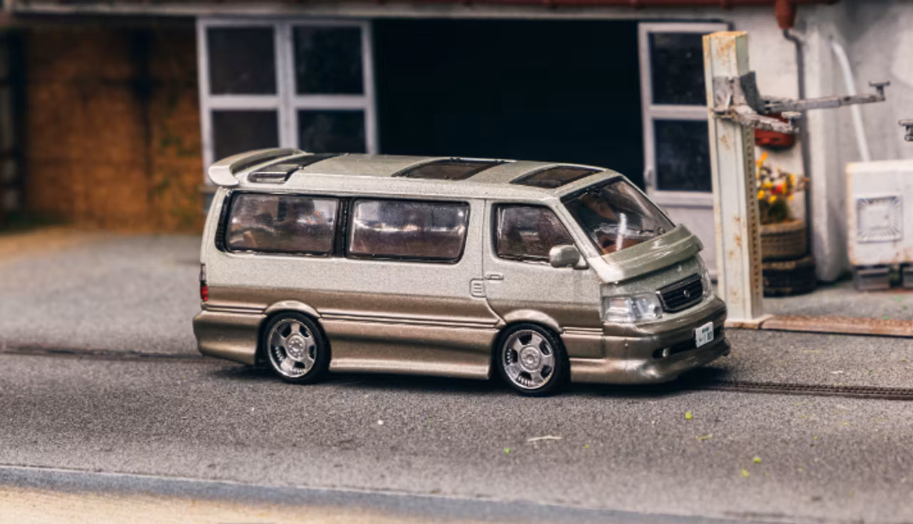 Skala 1/64 Toyota Hiace Wagon Custom, Silver/Brown fr TARMAC works - Road 64