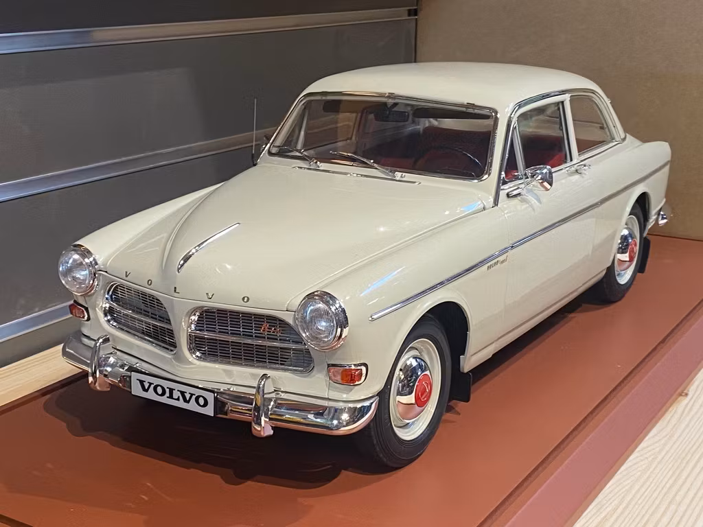 Skala 1/8 Volvo 122S Amazon in metal, w light, etc. fr Ixo Collections - Diamant8