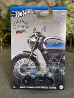 Skala 1/64 Hot Wheels - Motorcycle Club: Ducati Scrambler Hot Wheels Edition