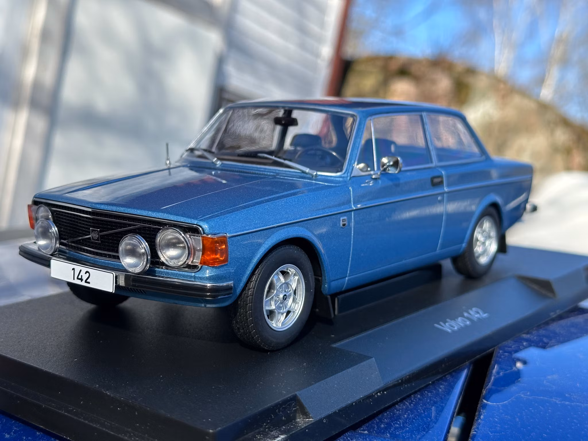 Skala 1/18 Volvo 142, blå, 1973 fr MCG/Model Car Group