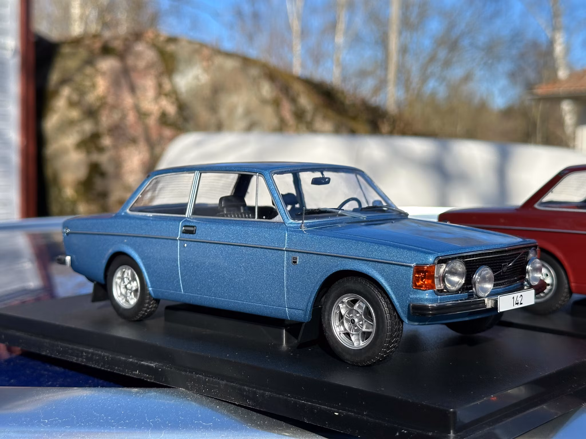 Skala 1/18 Volvo 142, blå, 1973 fr MCG/Model Car Group