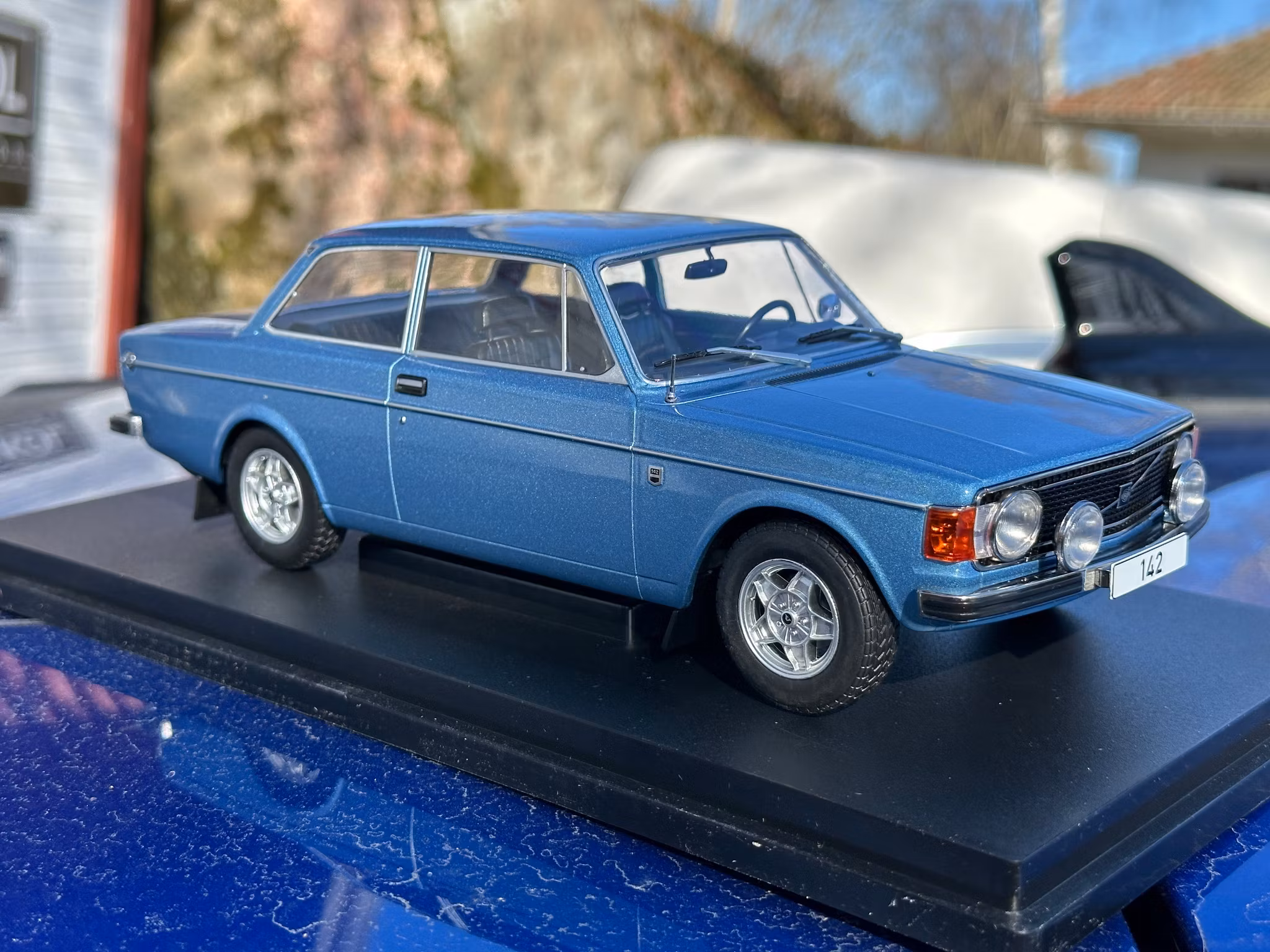 Skala 1/18 Volvo 142, blå, 1973 fr MCG/Model Car Group