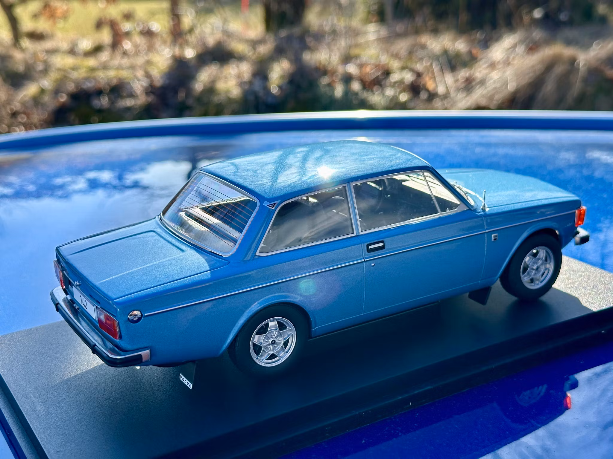 Skala 1/18 Volvo 142, blå, 1973 fr MCG/Model Car Group