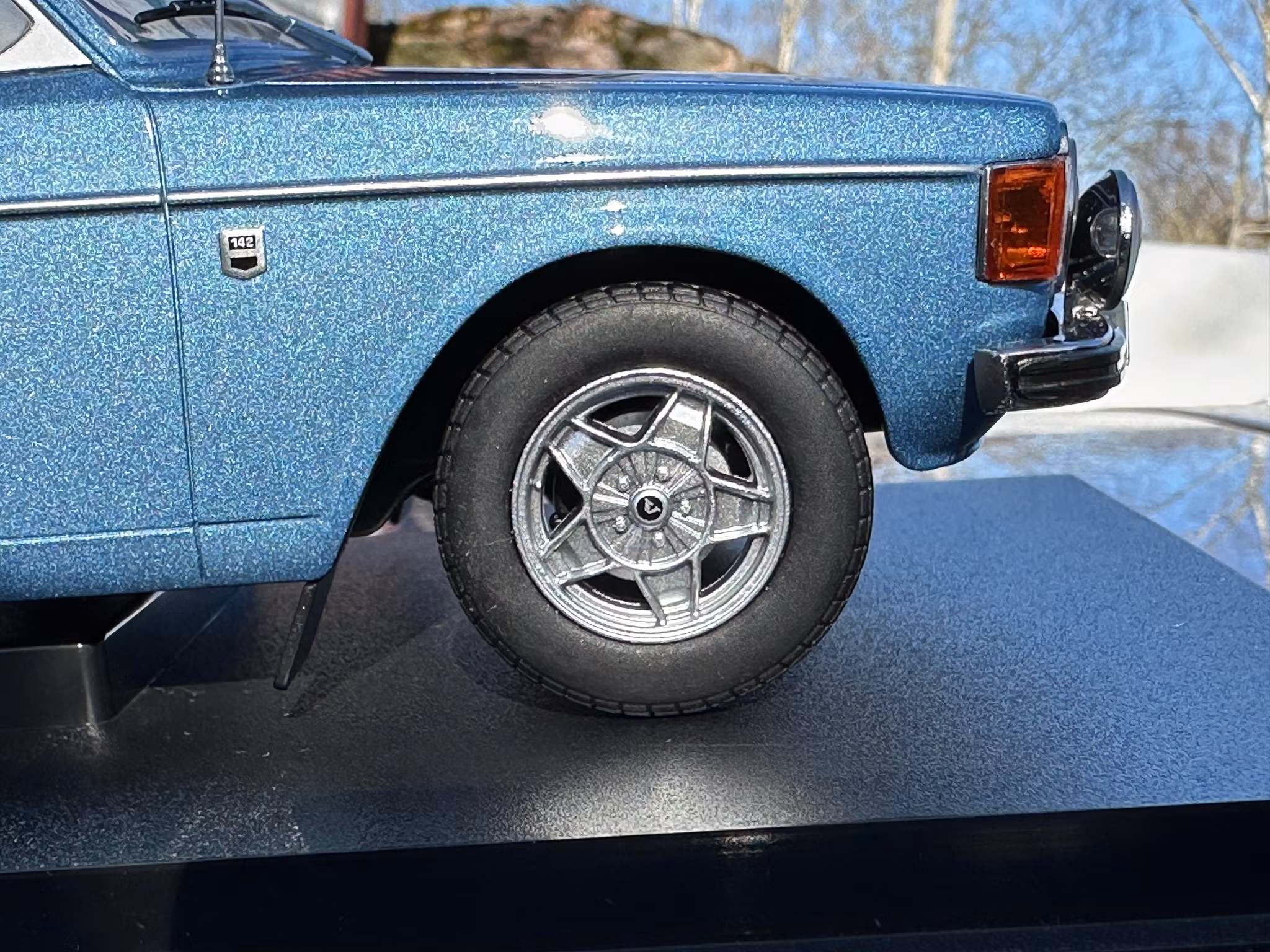 Skala 1/18 Volvo 142, blå, 1973 fr MCG/Model Car Group