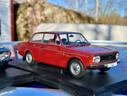 Skala 1/18 Volvo 142, Röd, 1973 fr MCG/Model Car Group