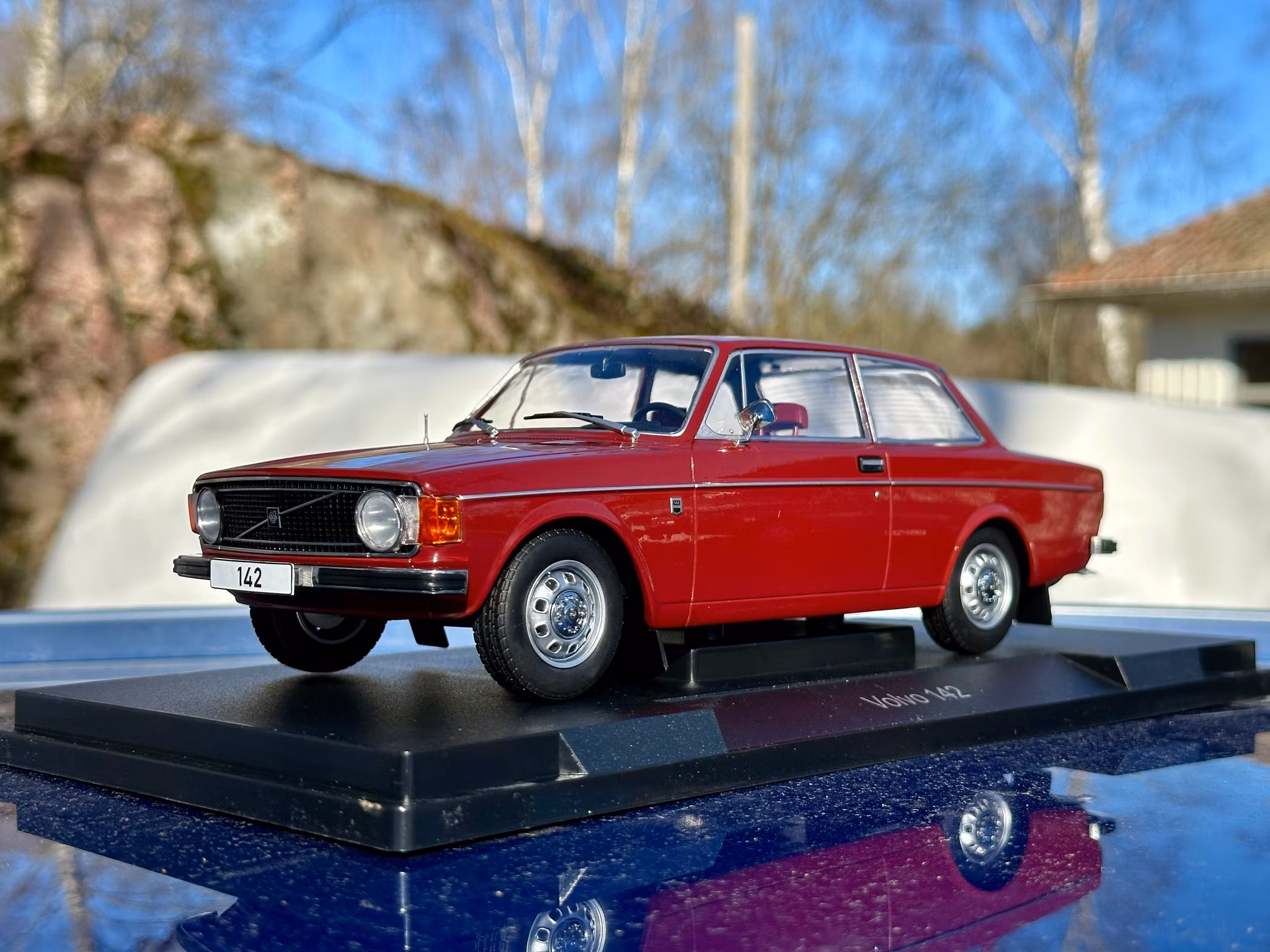 Skala 1/18 Volvo 142, Röd, 1973 fr MCG/Model Car Group