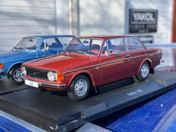 Skala 1/18 Volvo 142, Röd, 1973 fr MCG/Model Car Group