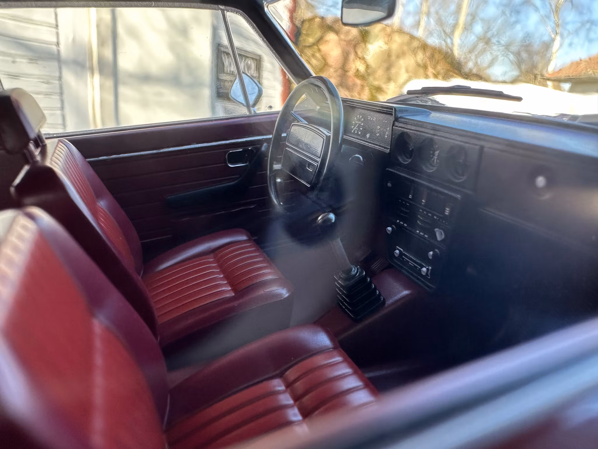 Skala 1/18 Volvo 142, Röd, 1973 fr MCG/Model Car Group