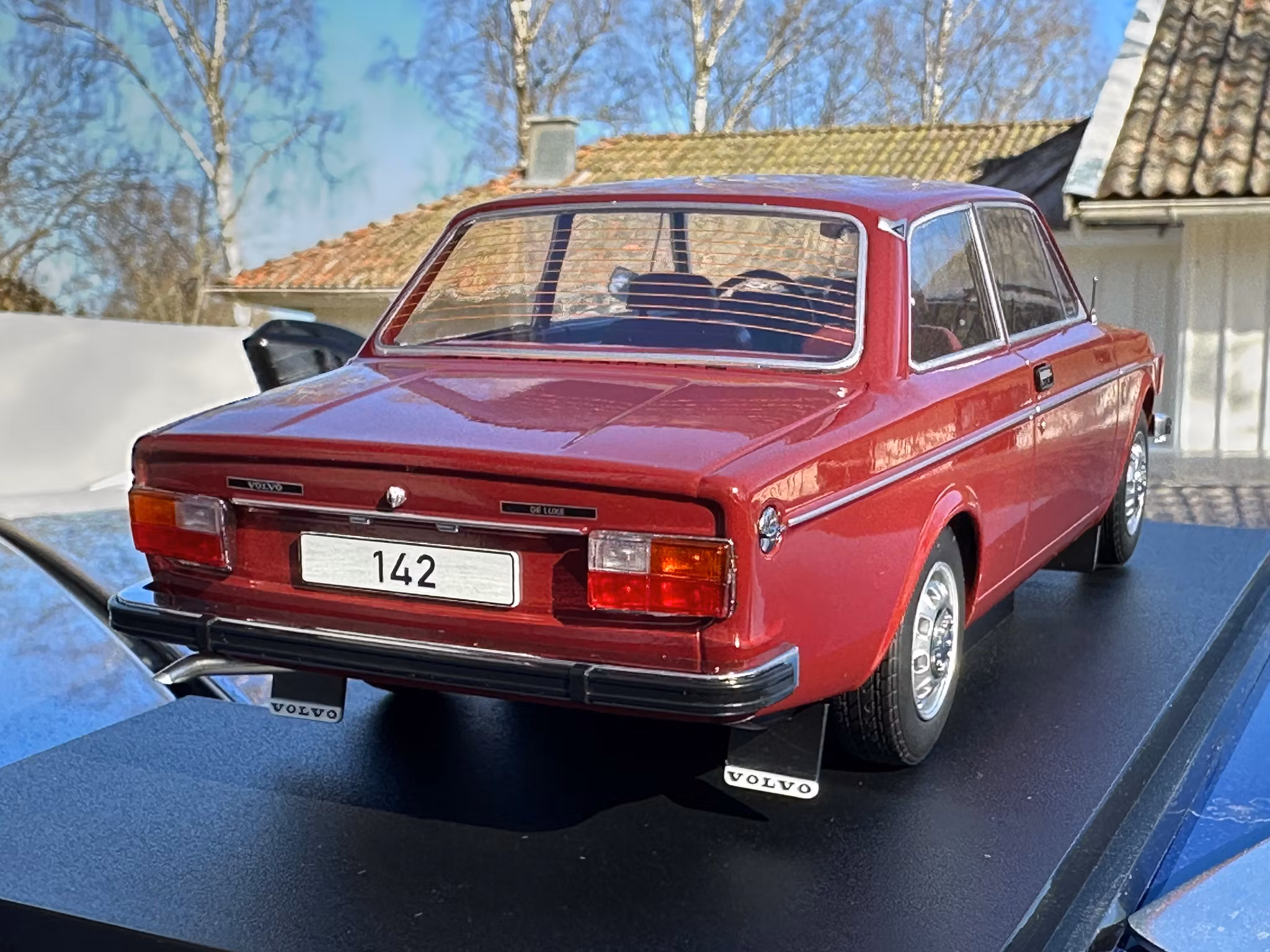 Skala 1/18 Volvo 142, Röd, 1973 fr MCG/Model Car Group