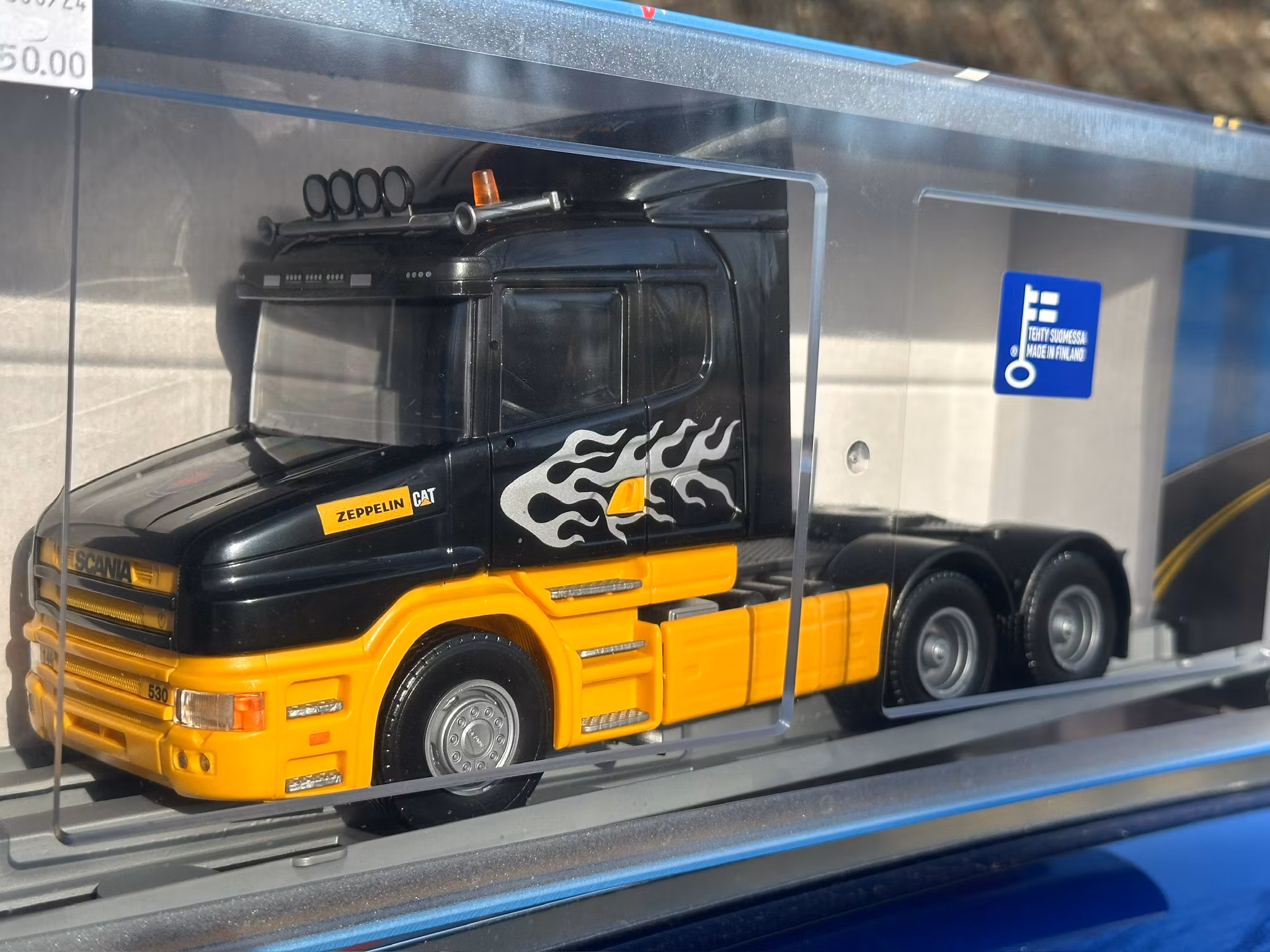 Skala 1/25 SCANIA T Zeppelin Cat, Dragare/Tarctor fr Emek 860012