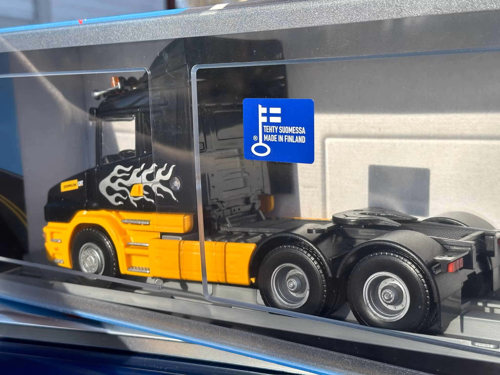 Skala 1/25 SCANIA T Zeppelin Cat, Dragare/Tarctor fr Emek 860012