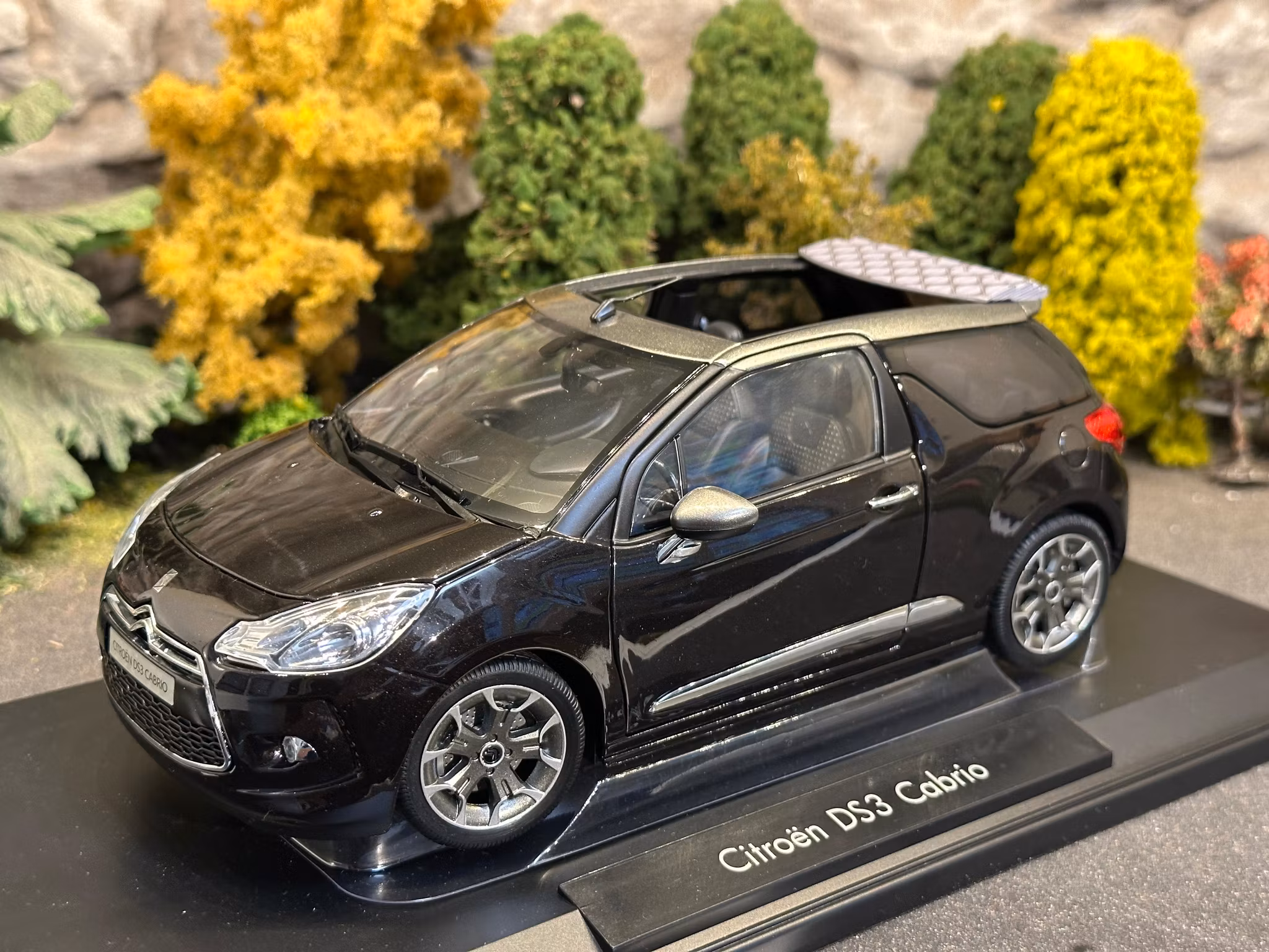 Skala 1/18 Citroen DS3 Cabrio fr Norev