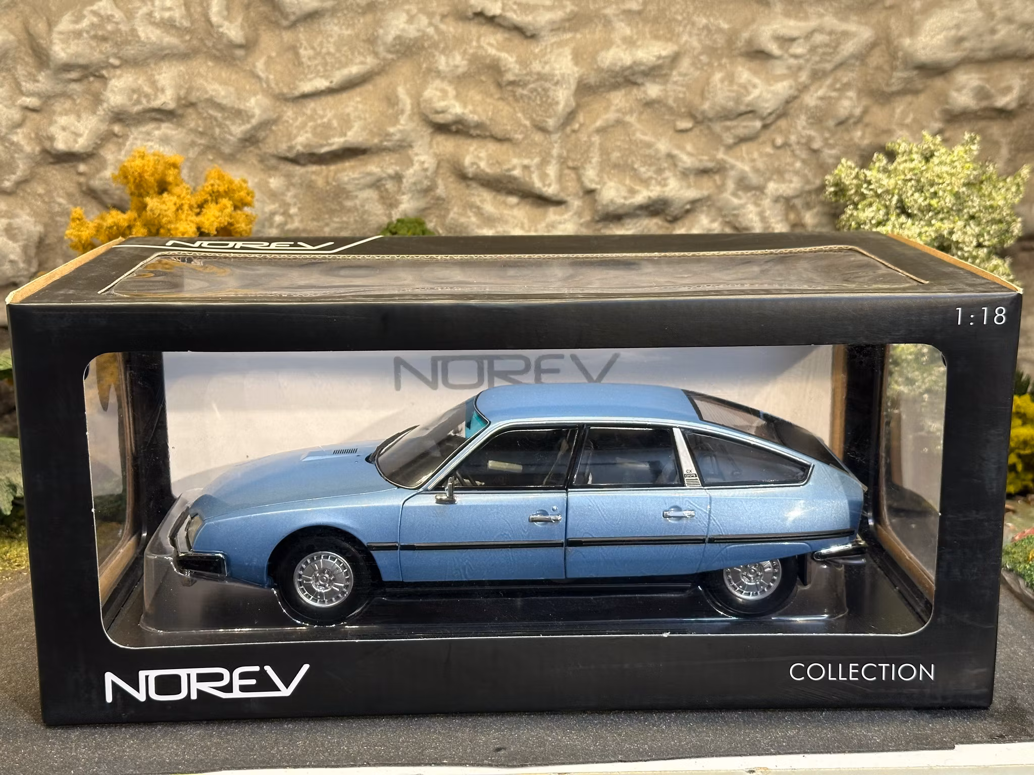 Skala 1/18 Citroën CX 2400 GTI, Light blue fr Norev Collection