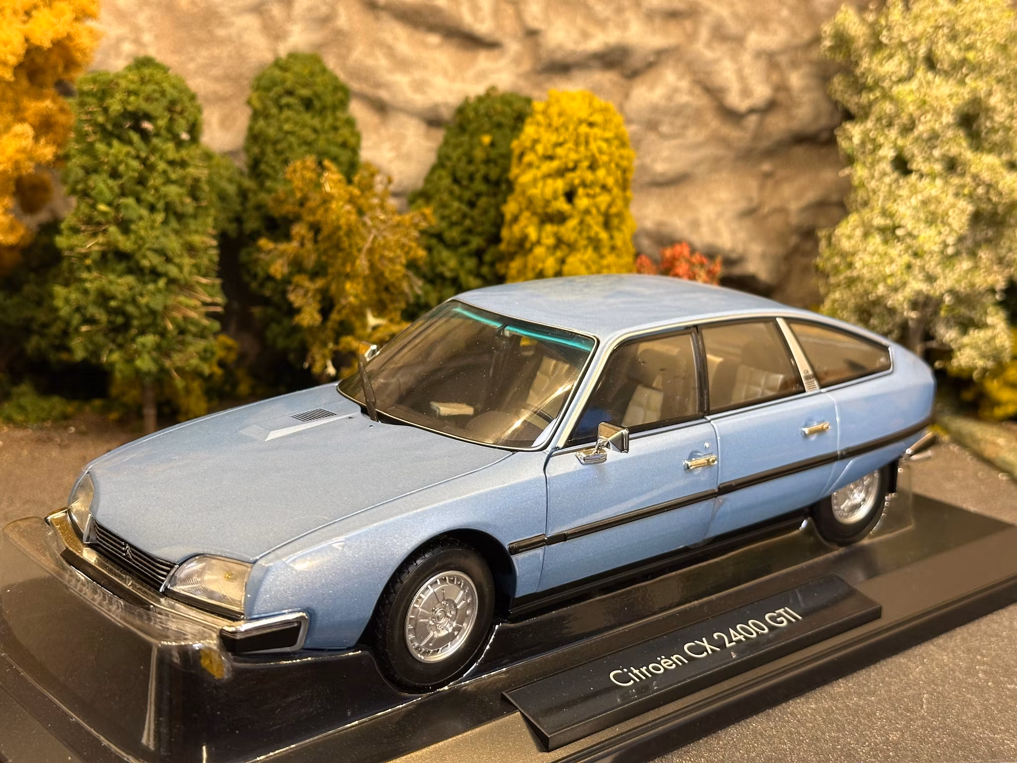 Skala 1/18 Citroën CX 2400 GTI, Light blue fr Norev Collection