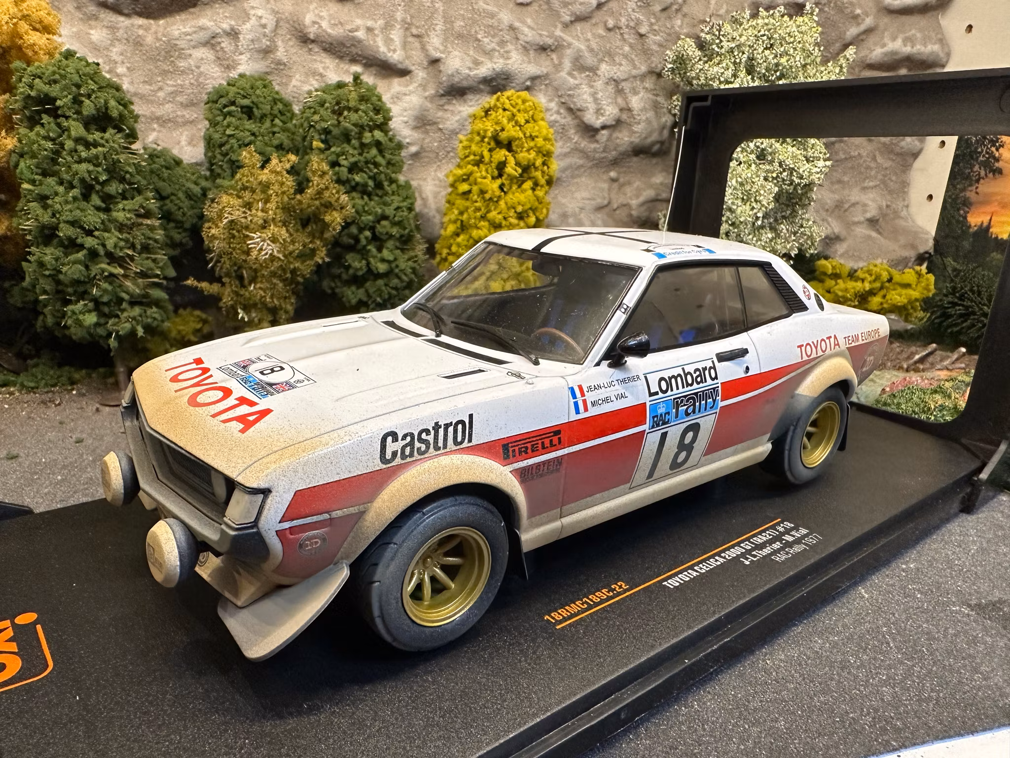 Skala 1/18 Dirty Toyota Celica 2000 GT (RA21), RAC 1977, #18 Therier/Vial fr IXO Models