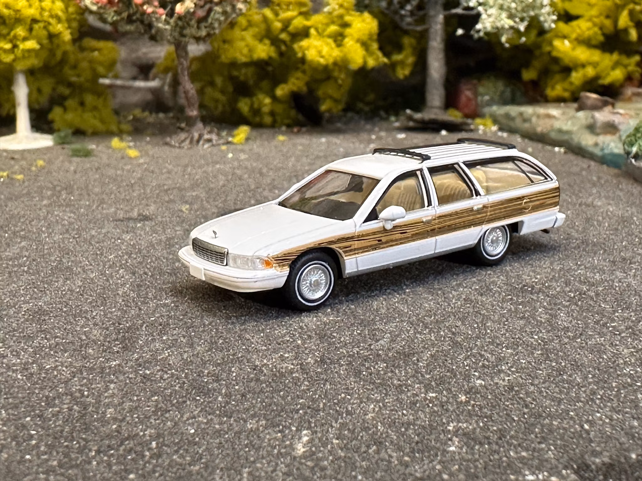 Skala 1/87 - Chevrolet Caprice Station Wagon, White/wood fr PCX87