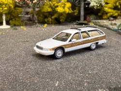 Skala 1/87 - Chevrolet Caprice Station Wagon, White/wood fr PCX87