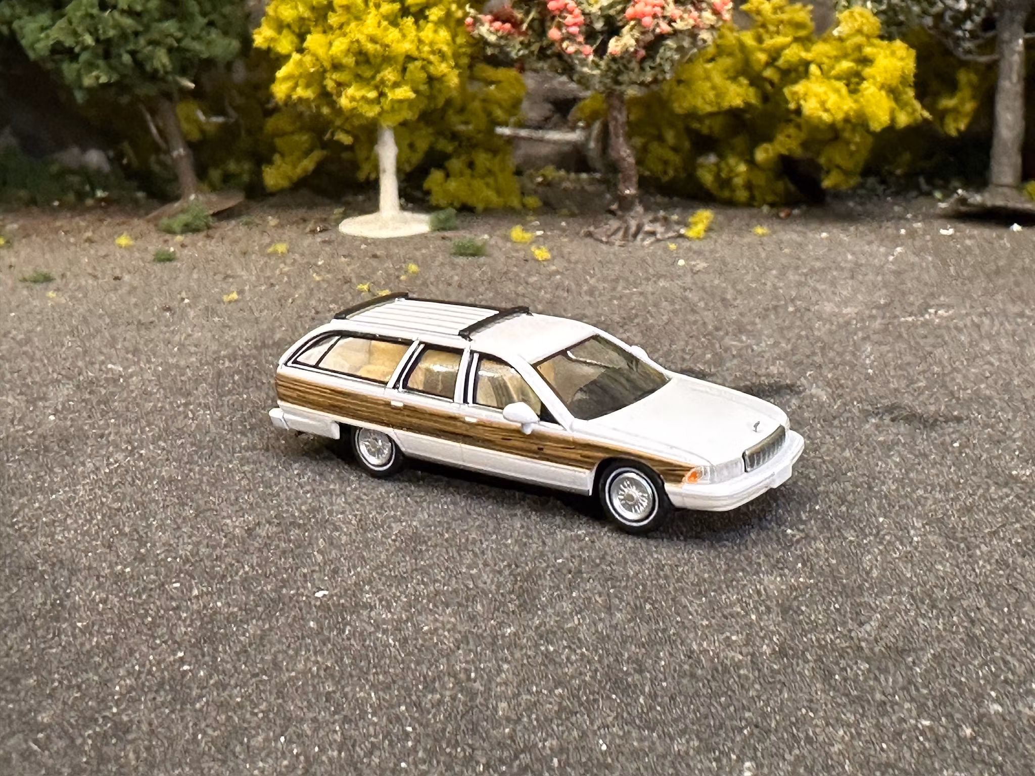 Skala 1/87 - Chevrolet Caprice Station Wagon, White/wood fr PCX87