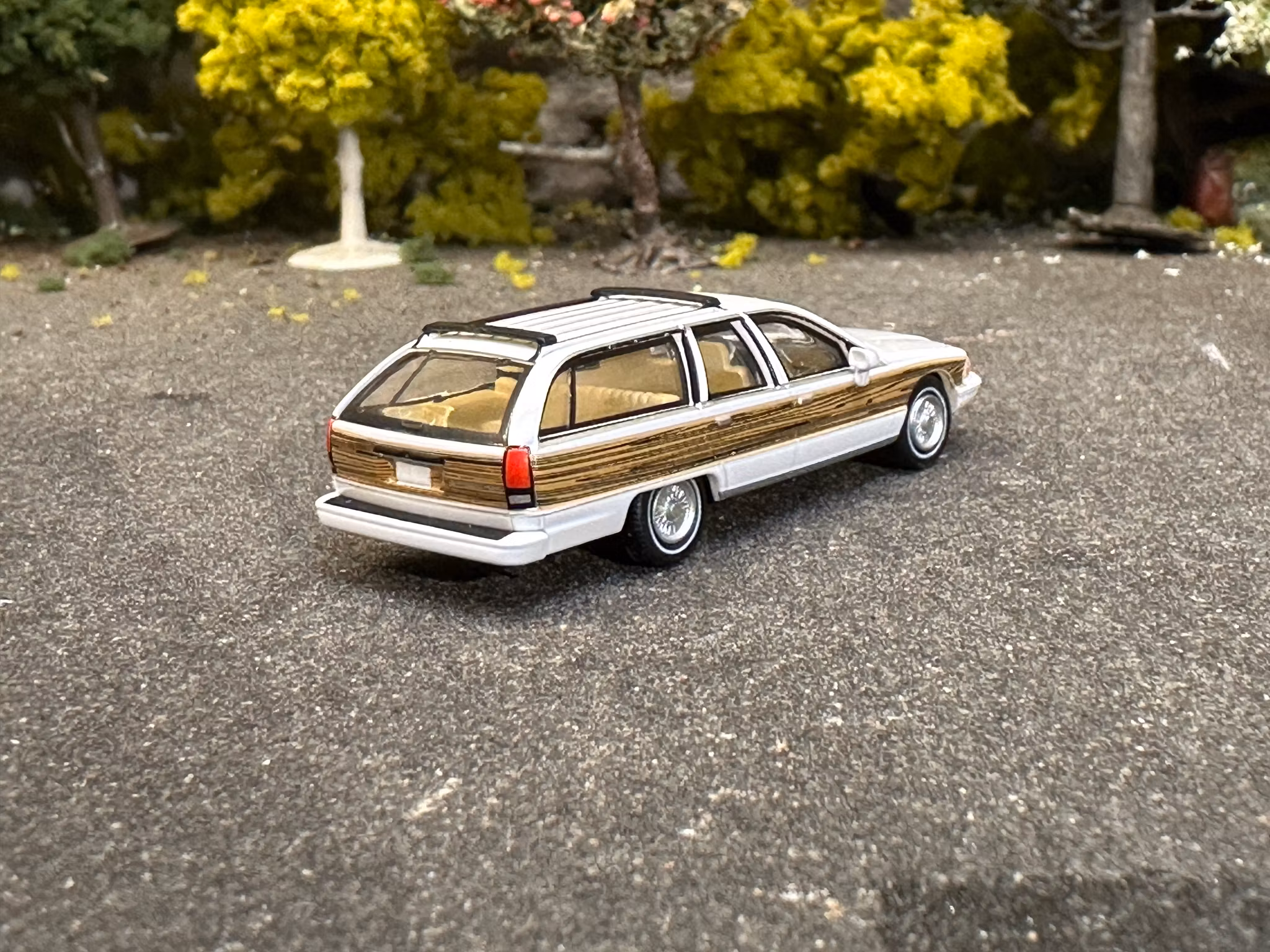 Skala 1/87 - Chevrolet Caprice Station Wagon, White/wood fr PCX87