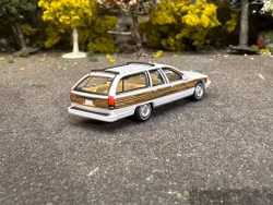 Skala 1/87 - Chevrolet Caprice Station Wagon, White/wood fr PCX87
