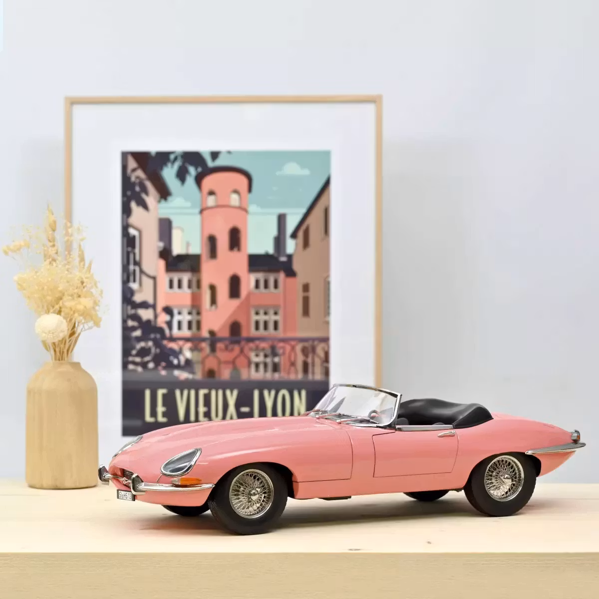 Skala 1/12 Jaguar E-Type Cabriolet 1962 Rose fr Norev (122721) 300 pcs
