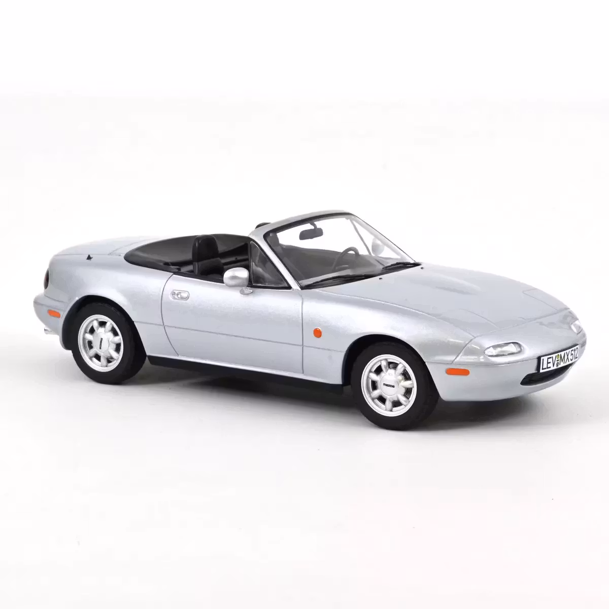 Skala 1/18 Mazda MX-5 Miata 1989, Silver fr NOREV
