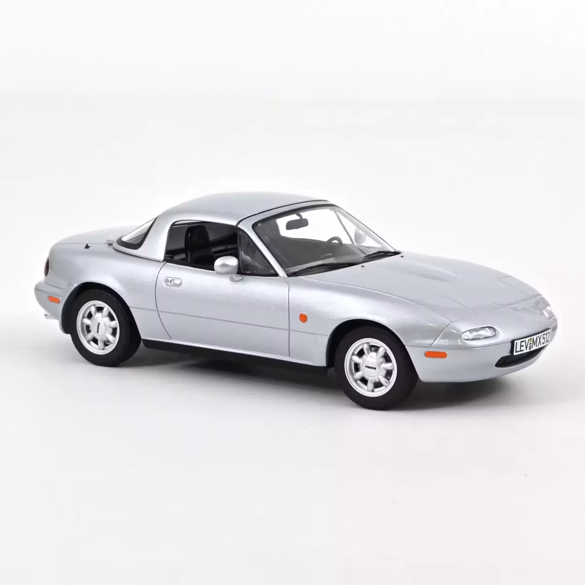 Skala 1/18 Mazda MX-5 Miata 1989, Silver fr NOREV