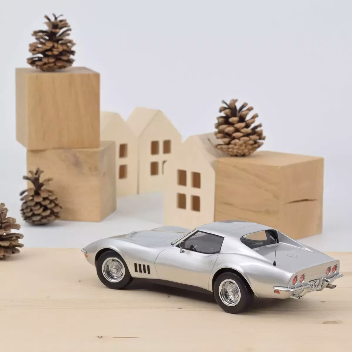 Skala 1/18 1969 Chevrolet Corvette Coupe, Silver fr Norev