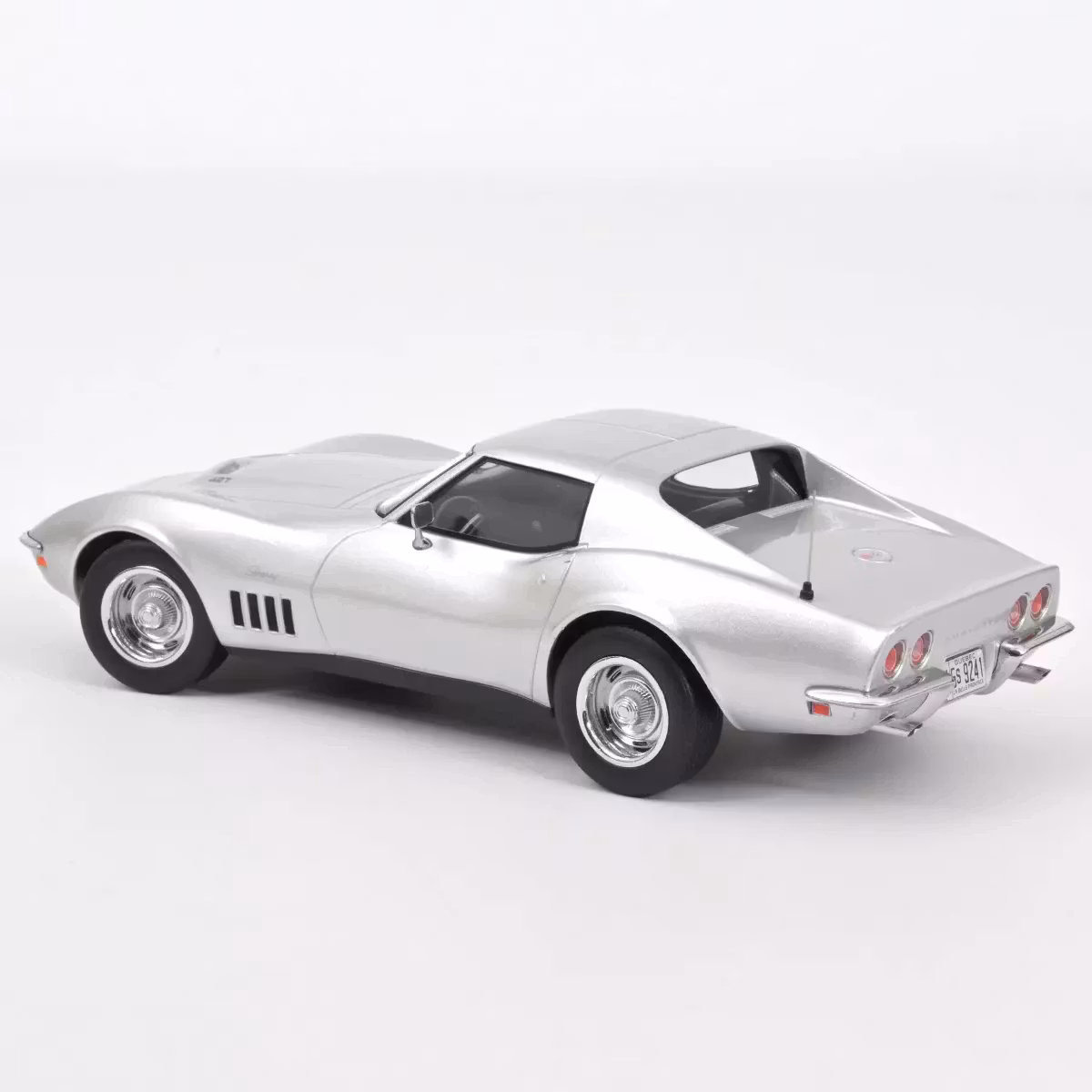 Skala 1/18 1969 Chevrolet Corvette Coupe, Silver fr Norev