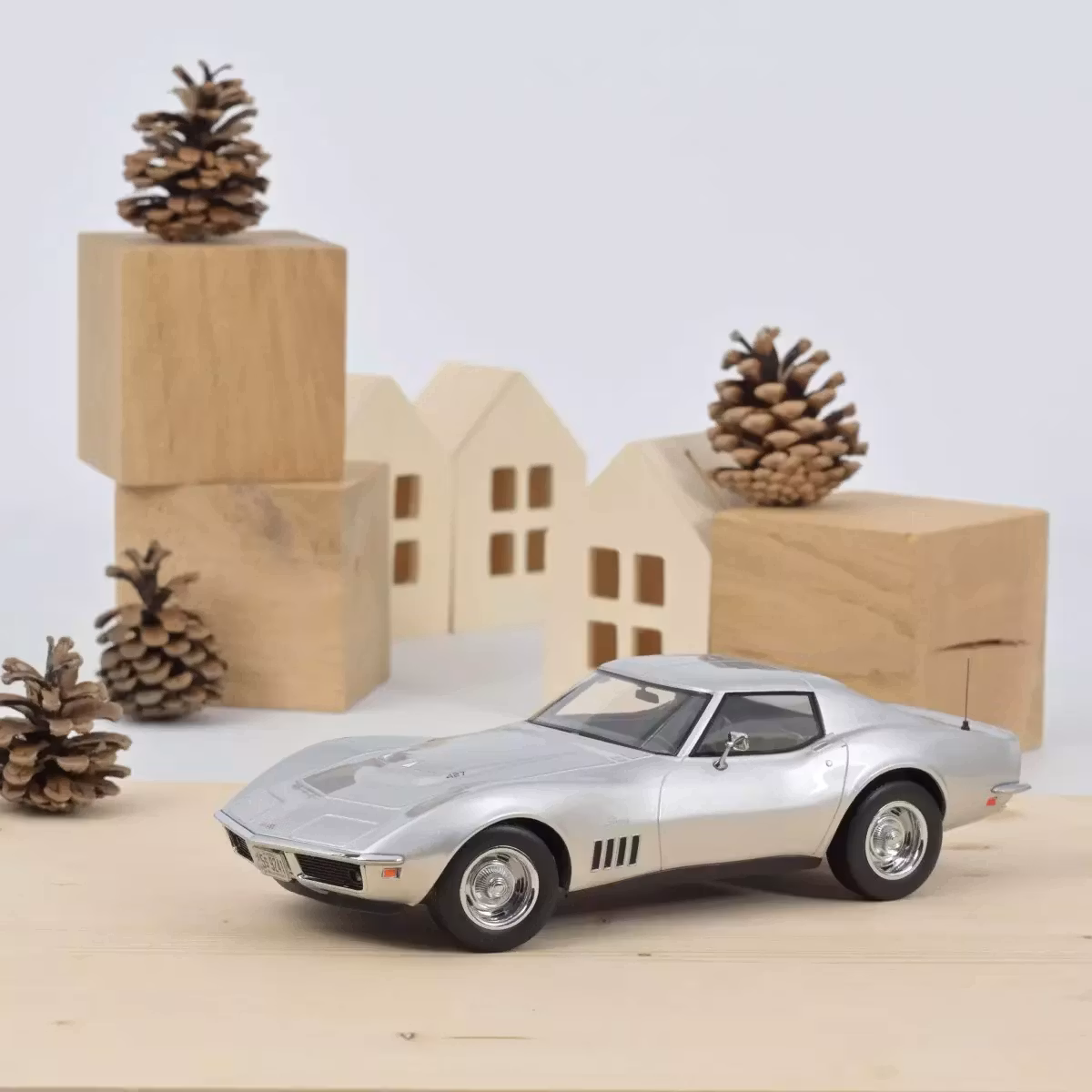 Skala 1/18 1969 Chevrolet Corvette Coupe, Silver fr Norev