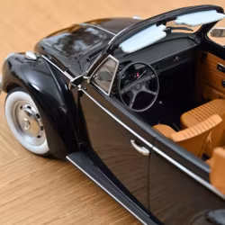 Skala 1/18 VW 1303 Cabriolet 1972 Black fr Norev