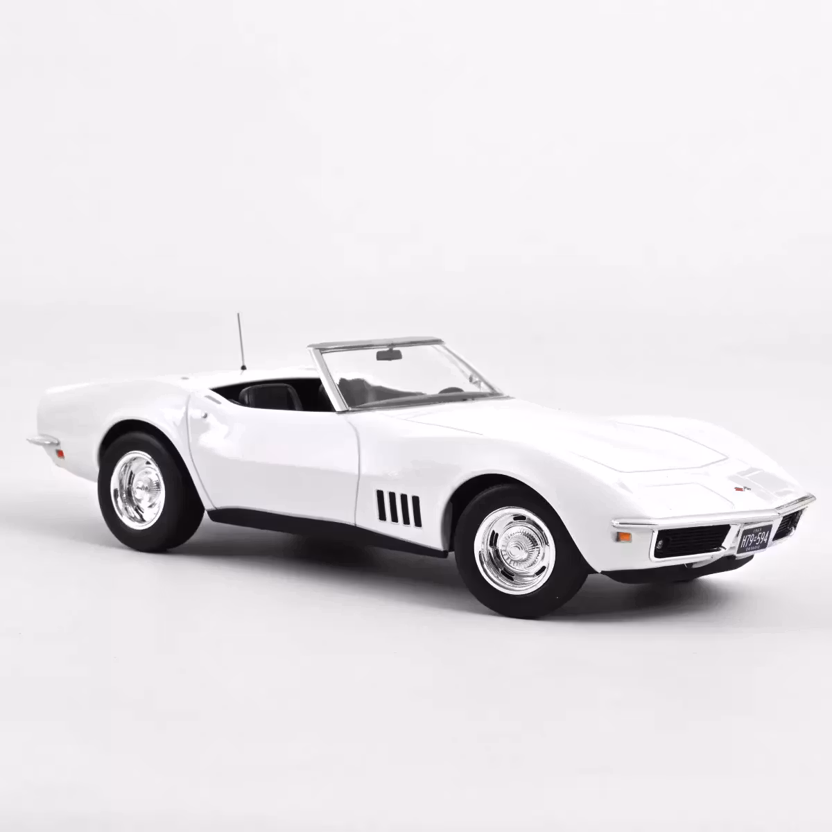 Skala 1/18 Chevrolet Corvette Convertible 1969 Can Am White fr Norev