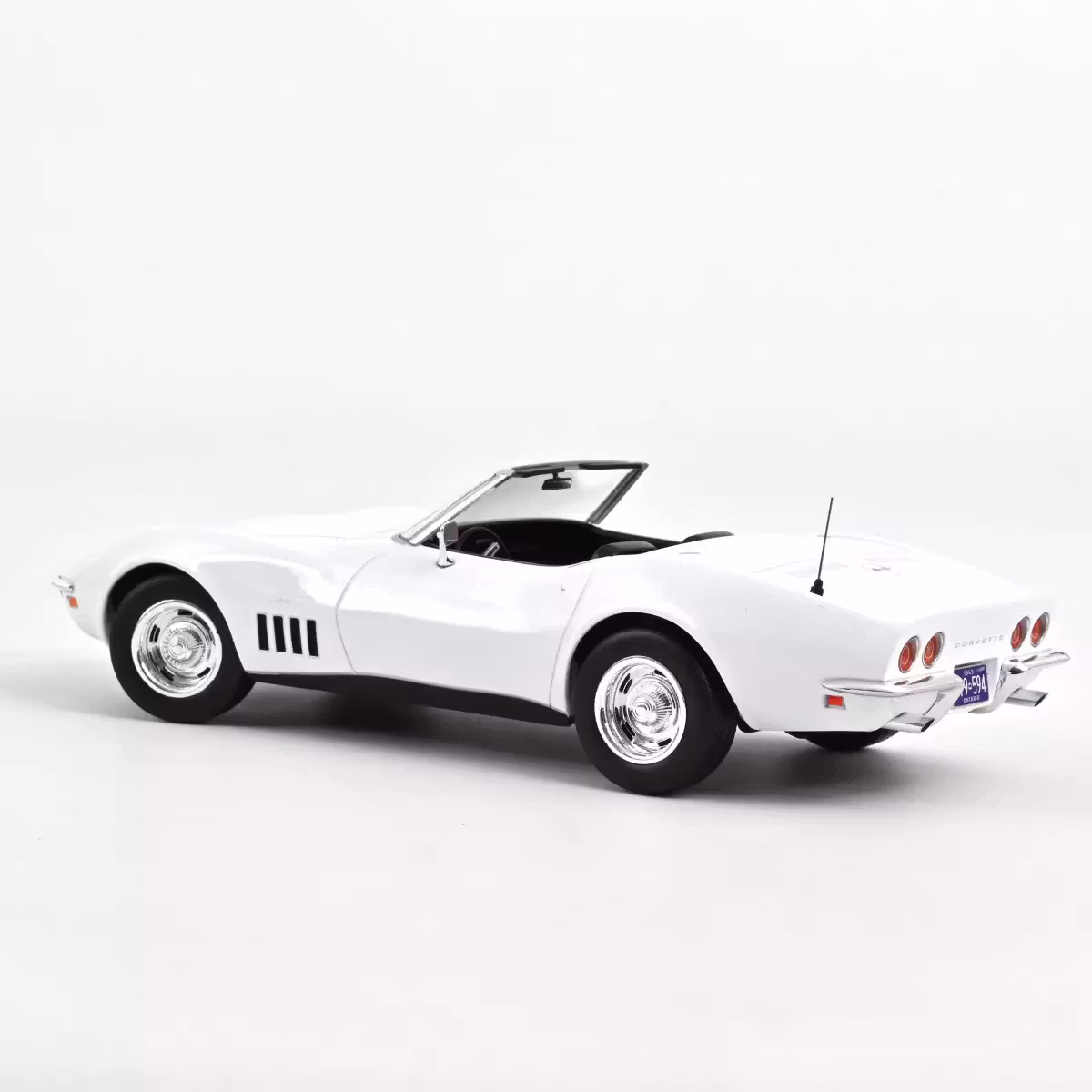 Skala 1/18 Chevrolet Corvette Convertible 1969 Can Am White fr Norev