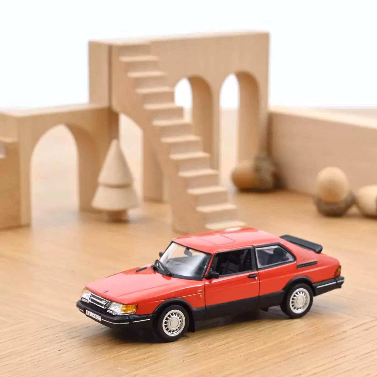 Skala 1/43 Saab 900 Turbo 16, 1992, Red fr Norev